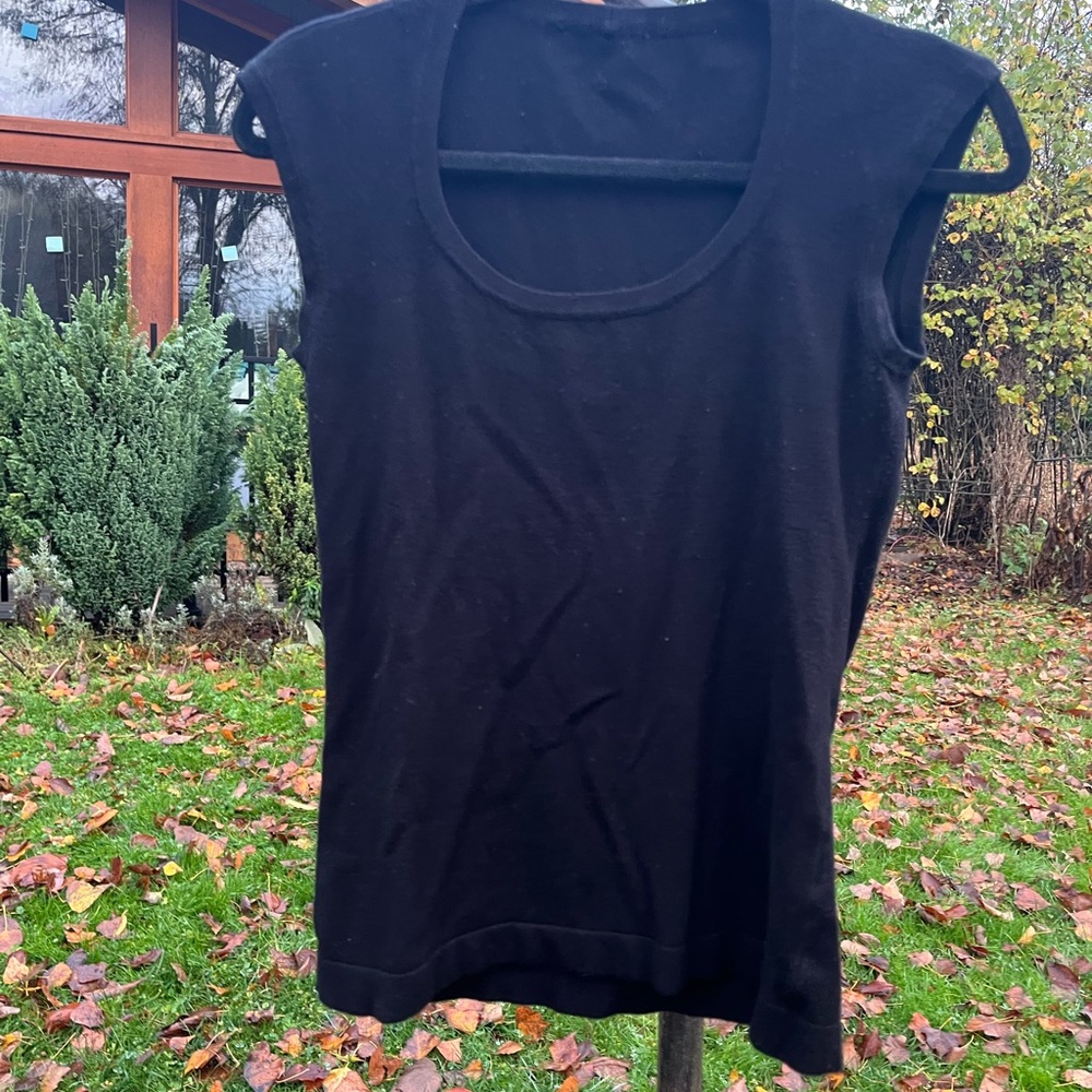 Elegant Black Sleeveless Women's Knit Top
